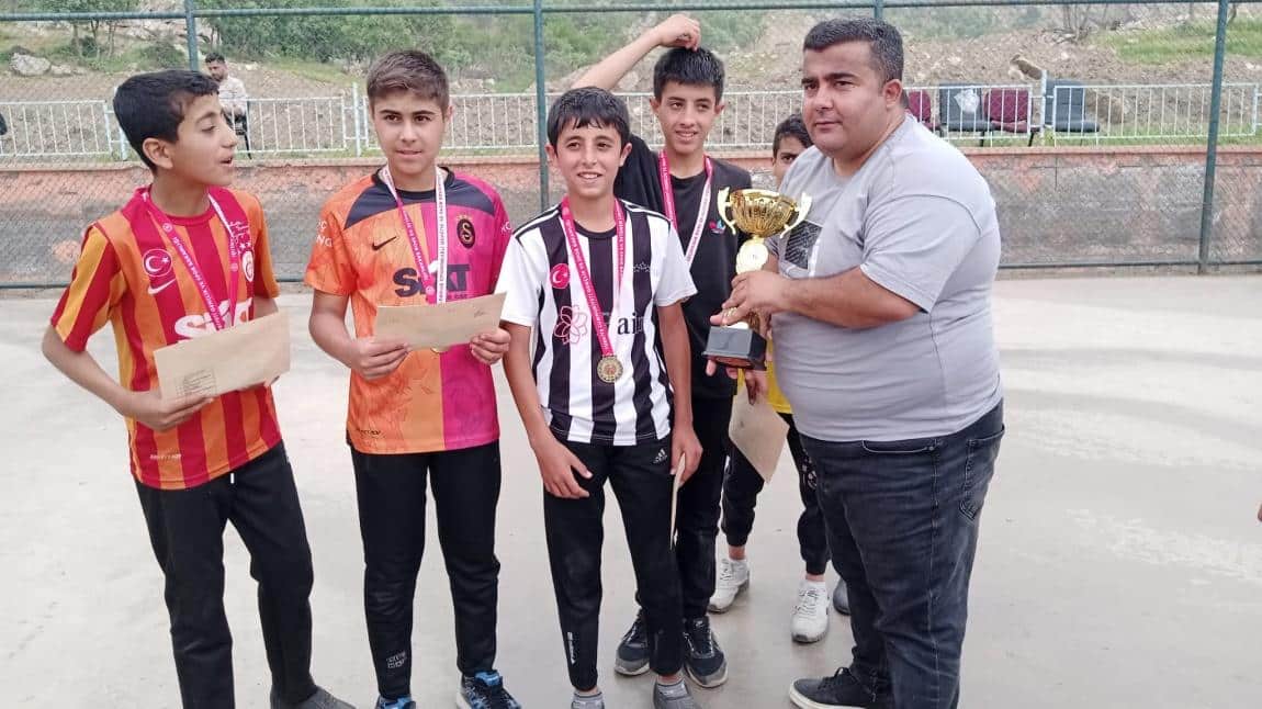 Bahar   Etkinlikleri kapsamında Kaymakam Çesme İmam Hatip Ortaokulu Müdürlüğü tarafından Futbol Turnuvası gerçekleştirdi. 